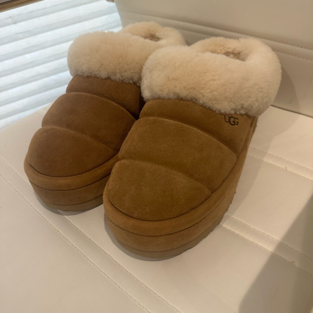 UGG Women’s Chestnut Suede Shearling-Lined Slipper Clog